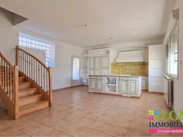 Maison À Vendre au coeur de Vergeze avec deux chambres, une cour et un garage 