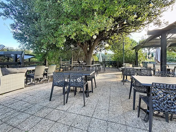 Fonds de commerce Plan De Cuques 400 M² 1000 M² avec les terrasses 