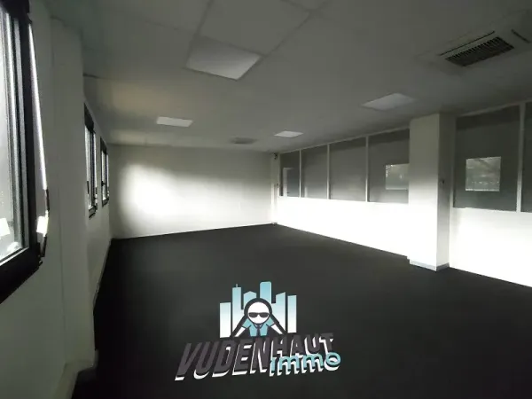 Bureaux Vide 144 m² 