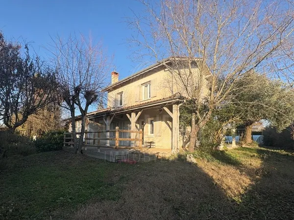 Maison style provençal sur joli terrain 