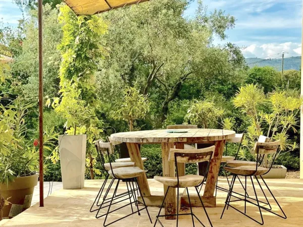 Lourmarin, à proximité immediate du village, maison de charm 