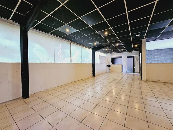 Local commercial 1 pièce 105 m² 