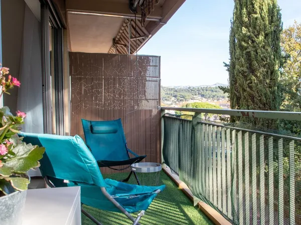 Titre T4 de 83 m² avec balcon sur verdure. Toutes commodités 