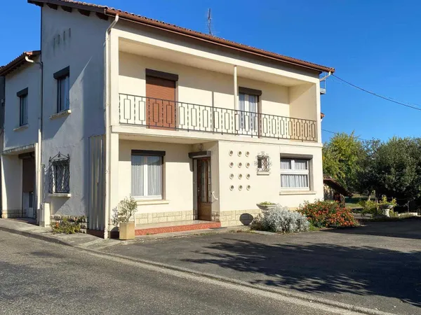 Ensemble deux 2 maisons, 3 garages, atelier, hangar 270 m², terrain 1906 m². 