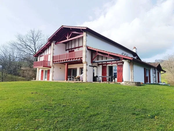 Sare superbe villa de 650m2 sur terrain de 7860m2 avec piscine intérieure 