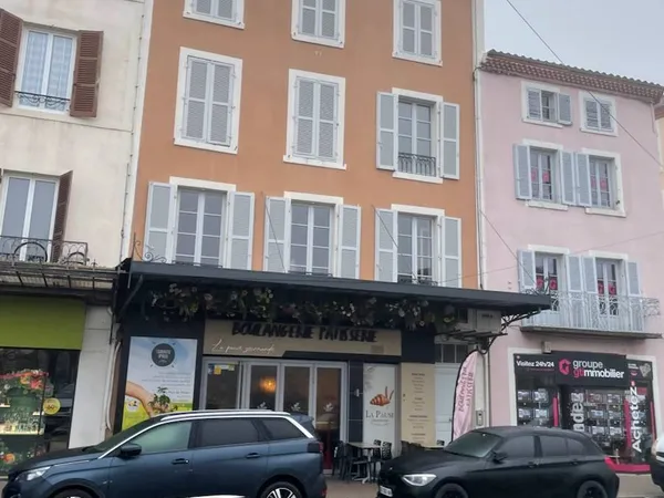 T2 issoire centre face aux halles 42m² 