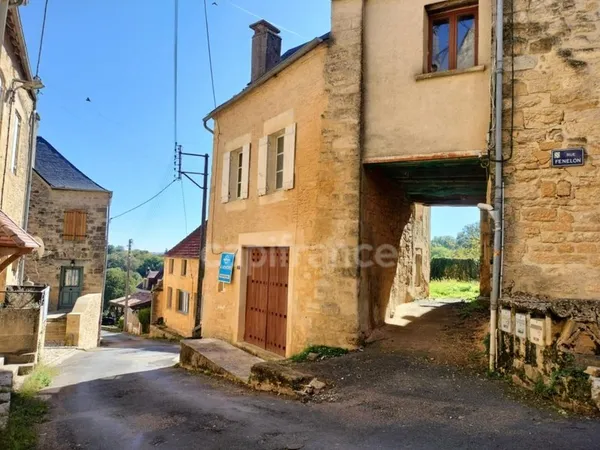 Ensemble immobilier de charme à rénover avec extérieur 
