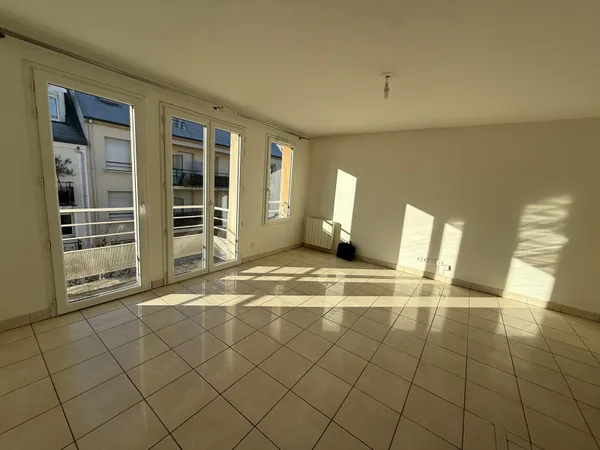 F2 non meublé avec grand séjour, balcon et parking - Gagny, à proximité du RER 