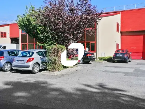 Au pied de la N104, locaux d'activité à Louer 
