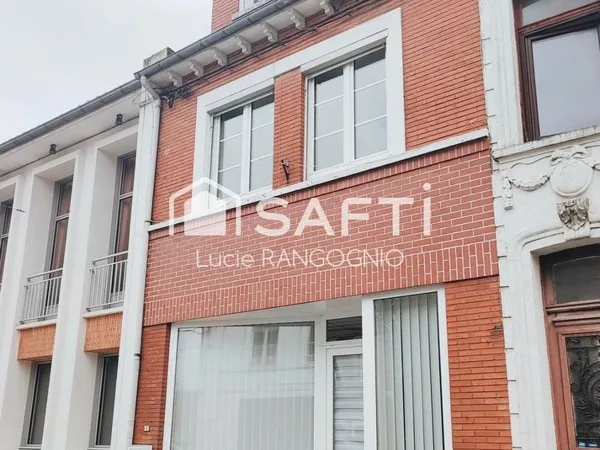 Immeuble comprenant habitation + local commercial + extérieur 