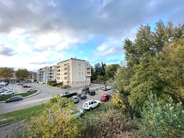 Appartement deux pièces avec balcon en étage élevé dans résidence avec ascenseur secteur 