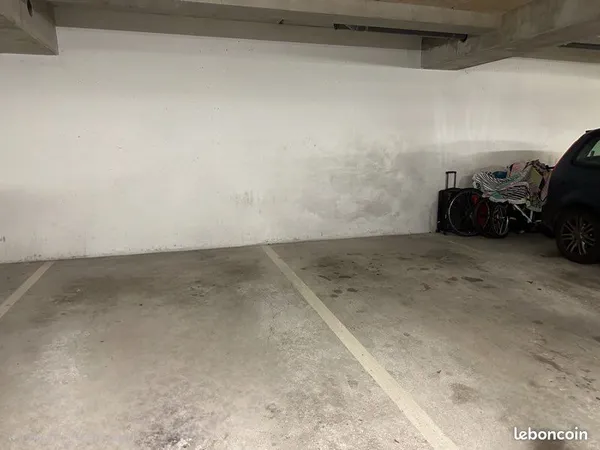 Parking intérieur, proche de Paris 