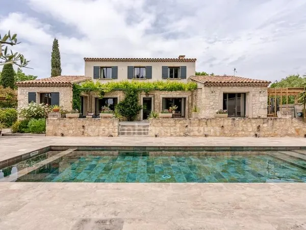 Mas en pierre 257 m2 1111 m2 de terrain, piscine chauffée au Paradou 