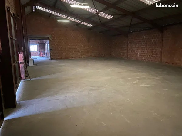Location de 380 m2 de surface de stockage avec quais 