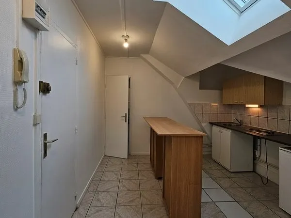 F1 rue Jeanne d'Arc (chauffage et élec compris) 