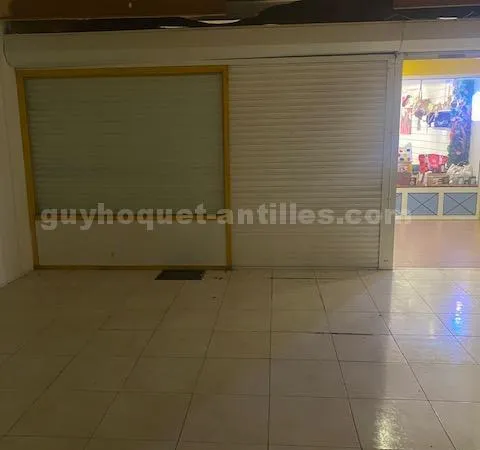 Local commercial a vendre au bourg de Trinité 