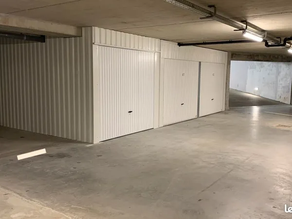Box de stationnement couvert en résidence sécurisée 