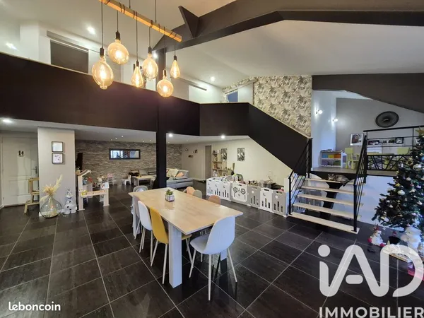 Propriété 8 pièces 236 m² 