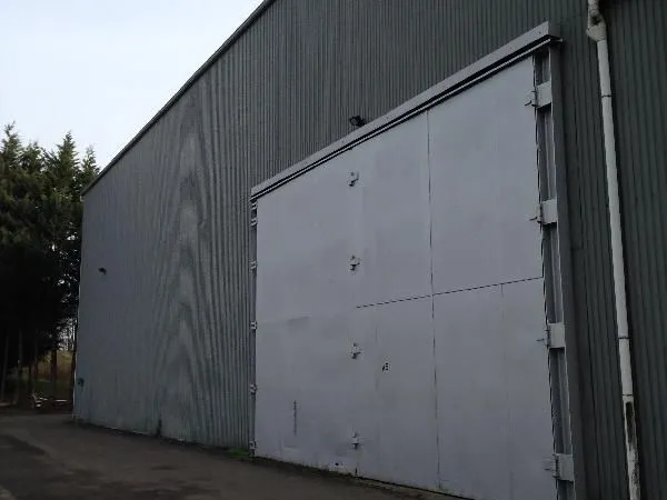 Local industriel 800 m² 