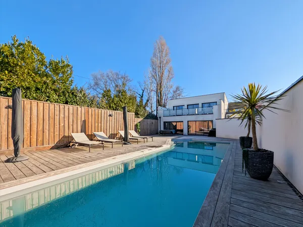 33520 BRUGES MAISON AVEC JARDIN, PISCINE ET GARAGE 