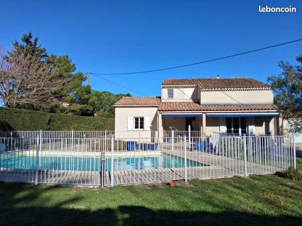 Belle propriété avec piscine et garage 