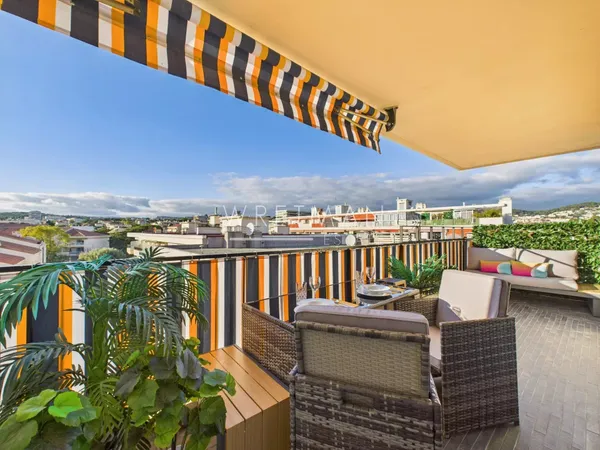 Élégant appartement rénové avec terrasse vues dégagées cave et garage - Cannes 