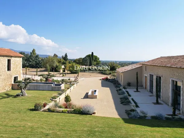 Grand mas entièrement rénové à vendre sur la commune de Cucuron 