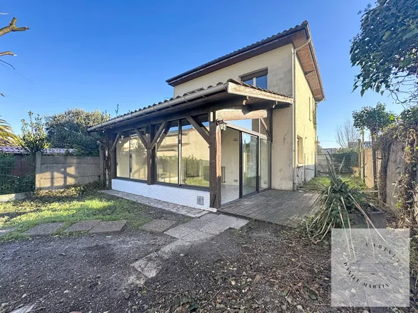 Maison à étage avec jardin et garage 