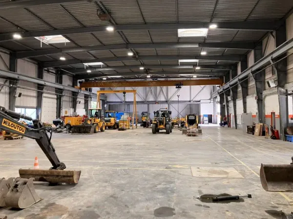 Bâtiment indépendant 3825 m² avec aire de stockage extérieure/voiries de 7500 m² - Paris Nord 2 
