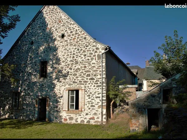 Maison de caractère avec volumes exceptionnels et jardin - Marcenat (15190) 