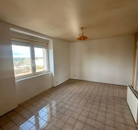 A louer a La Clayette 71 Appartement T4 bien situé ,avec jardin et garage 
