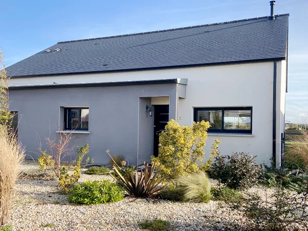 Maison contemporaine à vendre à Châteaugiron - 3 chambres, garage et jardin 
