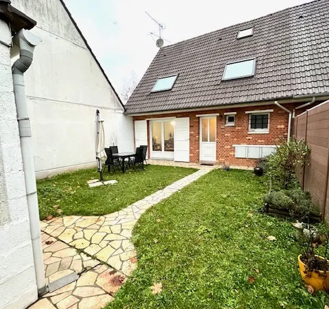 Pavillon avec garage, jardin, 4 chambres secteur résidentiel 
