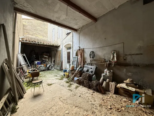 Grande bâtisse d'angle avec Garage, Cour intérieure et Terra 