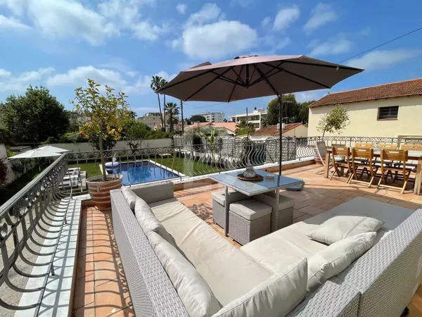 Maison de ville d'époque avec piscine à Golfe Juan à pied de la plage 