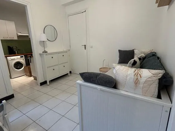 Studio Meublé de 17 m2 (Carrez) sur cour intérieure de la copropriété 