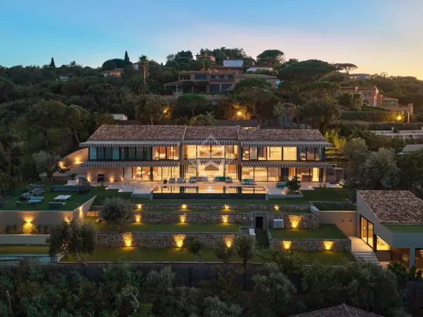 Villa contemporaine avec vue panoramique sur le golfe de Saint-T 