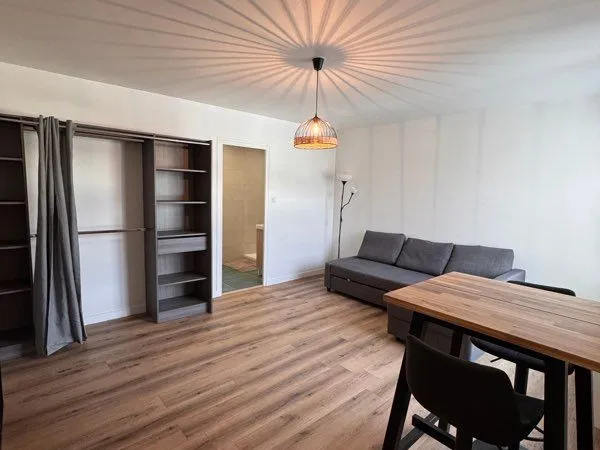 Studio / T1 meublé de 32 m2 au 5ème étage avec vue et ascenseur + cave 