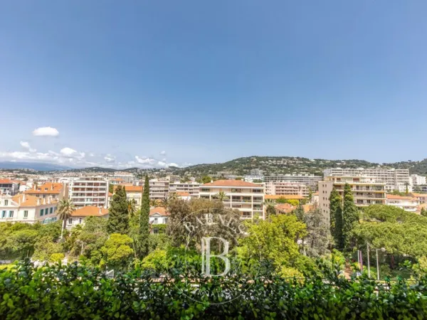 CANNES - BANANE - APPARTEMENT 4 PIÈCES - TERRASSE 