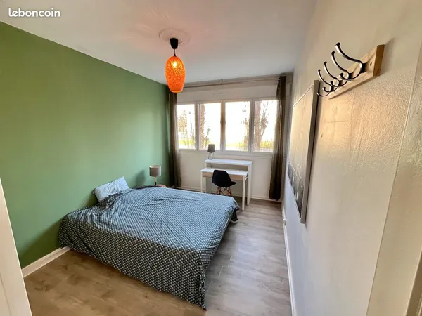 Grande chambre meublée en coloc - Tout inclus 