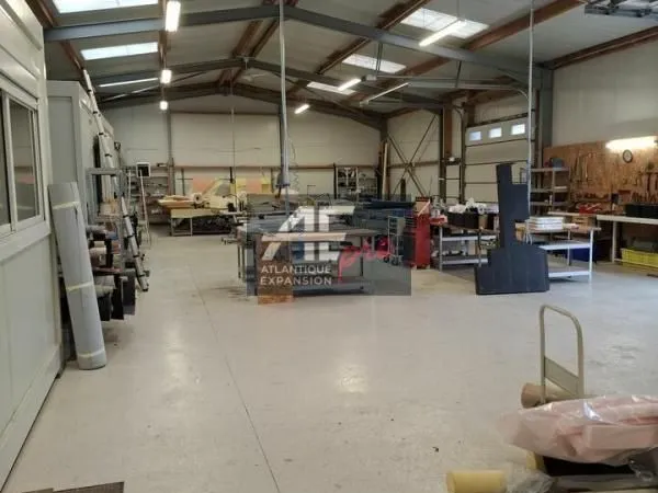 Local d'activité 777 m² 