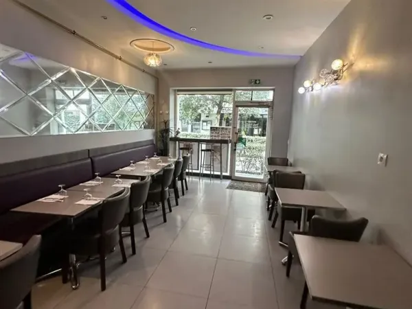 Local commercial idéalement situé sur la très prisée rue de Longchamp à Neuilly-sur-Seine 