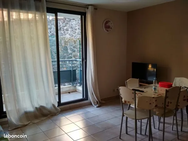 Bellepierre, grand studio au calme, proche CH Félix Guyon et commodités 