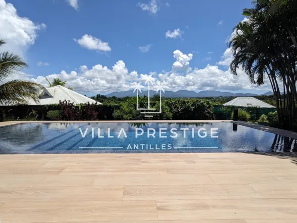 VILLA CONTEMPORAINE AVEC VUE PANORAMIQUE SUR LES MONTAGNES 