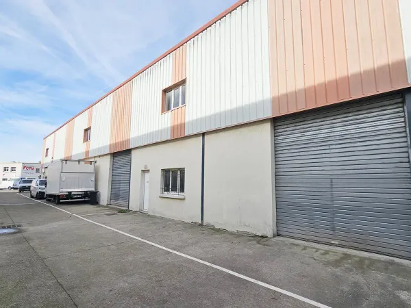 Local d'activité 130m2 - Entrepôt + Bureaux - Grande Hauteur - Beaux Volumes - Fibre Optique - 