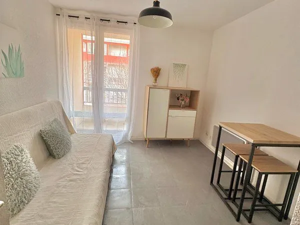 Studio rénové avec balcon 
