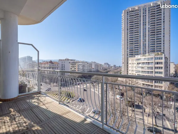 Appartement à louer Marseille Velodrome Prado 120 m2 meublé 3 chambres 6e étage Vue 