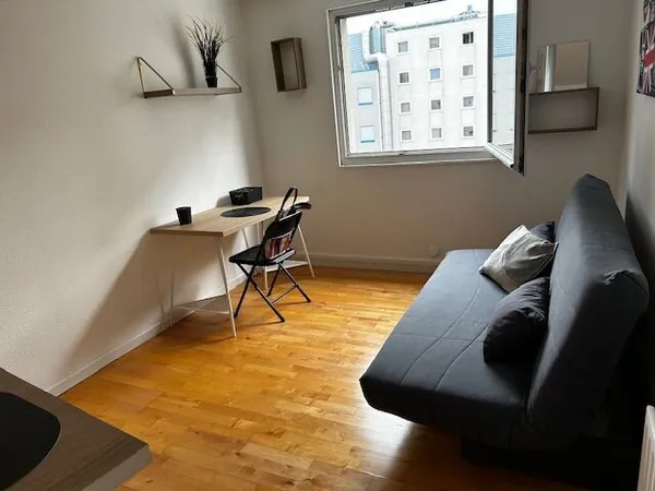 BEAU STUDIO MEINAU TOTALEMENT rénové et meublé avec concierge 