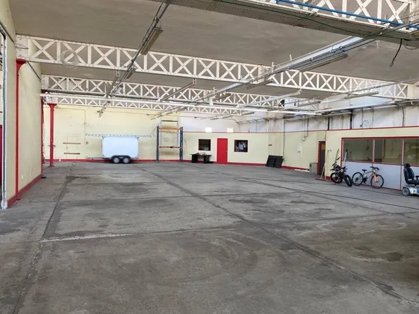 Local d'activité 1380 m² 