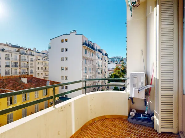 NICE - FLEURS : JOLI 3 PIÈCES TRAVERSANT AVEC PETITE TERRASSE ET BALCON 